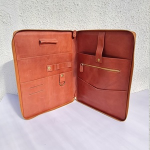 Organizador de viaje de cuero ADORA A4, hecho a mano, cuero genuino de alta calidad, duradero y lujoso - Product Image 1