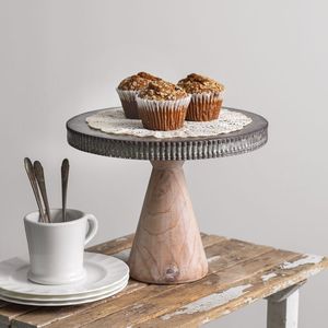 Présentoir à gâteaux en bois pour les anniversaires de mariage ou les fiançailles, fabriqué à partir de bois dur durable de source éthique - Product Image 1