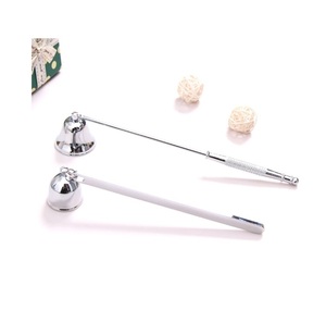 Elegante apagavelas de metal diseñado para un control suave de la llama, que aporta un ambiente refinado a los espacios acogedores iluminados por velas. - Product Image 5