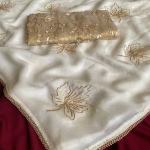 Sari blanc en chinnon pur VASTRA COTTAGE avec broderie de feuilles, bordure en dentelle dorée contrastée et blouse en filet lourd avec sequins et zari - Product Image 5