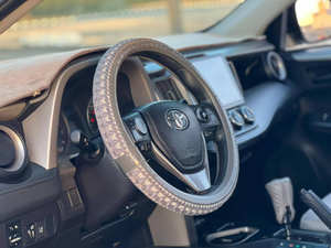 Toyota RAV4 2020 d'occasion, conduite à gauche, sièges en cuir, intérieur foncé, traction avant, régulateur de vitesse adaptatif, automatique, jantes R18, diesel, toit ouvrant panoramique - Product Image 6