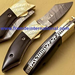 Cuchillo plegable de acero de Damasco y refuerzo grabado en latón Cuchillo plegable de bolsillo hecho a mano - Product Image 4