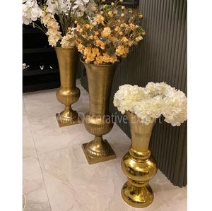 Florero alto de aluminio moderno con acabado dorado Jarrón de mesa de tamaños personalizados a la venta - Product Image 2