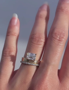 Anillo de Compromiso con Diamante Corte Esmeralda en Oro Sólido de 18K con Engaste de Garras, Joyería Fina Geométrica Clásica para Mujer - Product Image 2