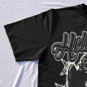 Camiseta Deportiva Ajustada de Cuello Redondo para Hombre, Estilo Hip Hop, con Logotipo Frontal, Tejido Cómodo - Product Image 6