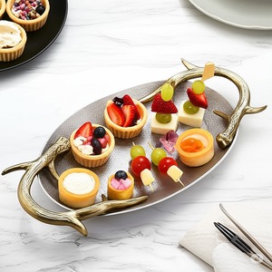 Plateau de service en aluminium argenté avec poignée dorée élégante pour la cuisine, la salle à manger et la décoration. - Product Image 2