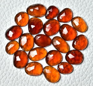 Pierre précieuse en hézoniite de forme rose - Product Image 3