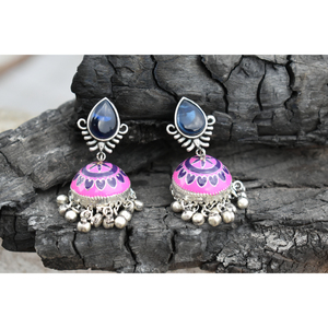 Pendientes de aro tipo jhumka con incrustaciones de piedras de imitación de plata hechos a mano tradicionalmente, estilo meenakari, para niñas y mujeres - Product Image 1