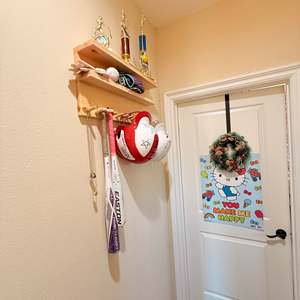 YEEYAYA Soporte de Pared para Bates de Béisbol/Softbol, Hecho a Mano, de 24 Pulgadas, 3 Niveles, Almacena 11 Bates y 12 Pelotas para Organización del Hogar - Product Image 3