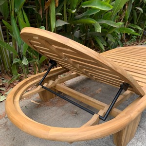 Tumbona hecha de madera maciza de teca con marco de color natural e incluye cojín a prueba de Sol para uso en exteriores - Product Image 6
