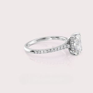 Anillo de Compromiso con Diamante Cultivado en Laboratorio, Corte Radiante, Certificado por IGI, con Halo Oculto y Banda Pavé en Oro Blanco/Rosa y Amarillo de 14K - Product Image 2