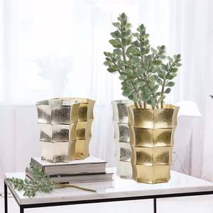 Vases à fleurs en métal décoratifs de table en métal coulé 2025 en or et argent finis - Product Image 6