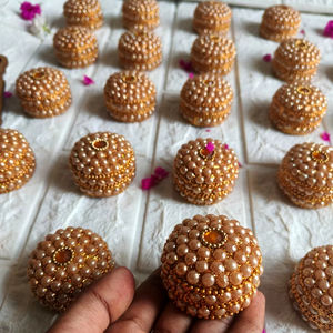 ชุดกล่อง Kumkum ในร่มประดับมุกทำด้วยมือ | ผู้ถือ Kumkum แบบดั้งเดิมกล่องเครื่องประดับตกแต่งสำหรับ Pooja และของขวัญคืน - Product Image 1