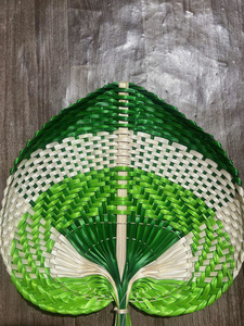 Éventail en feuilles de palmier charmant, fabriqué au Vietnam, idéal pour les mariages à la plage, comme accessoire rafraîchissant et comme cadeau rustique pour les invités lors de fêtes. - Product Image 4