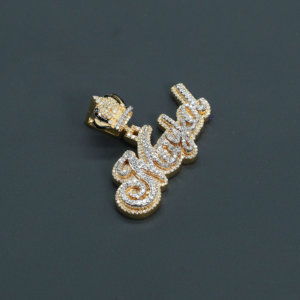 Découvrez notre dernière arrivée un pendentif en diamant nom personnalisé en argent sterling 925 avec un pendentif en moissanite - Product Image 1