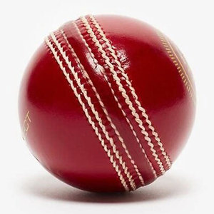 Pelota dura de cricket profesional de gran oferta de servicio de SUMROOS por Cricket de pelota de cuero rojo internacional estándar de Pakistán - Product Image 2