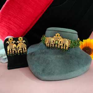 Ensemble ras du cou avec perles au look indien du sud pour femmes, parfait pour les mariages, les festivals et les conceptions gracieuses et majestueuses de style temple - Product Image 3