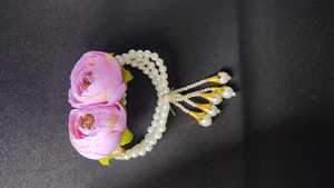 ดีไซน์คลาสสิกดอกโบตั๋นพร้อมกำไลข้อมือไข่มุกช่อดอกไม้ผ้าไหม Ranunculus เสื้อยกทรงแต่งงาน haldi megavor ของขวัญคืน - Product Image 3