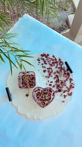 Plateau de service en résine design fabriqué à la main pour la beauté et l'utilité dans la cuisine, la salle à manger et les besoins de présentation d'événements - Product Image 6