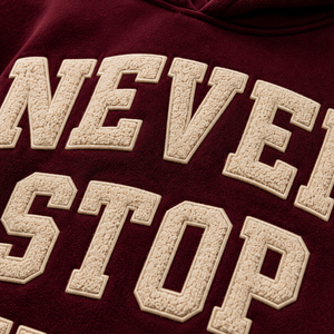 Chaqueta Varsity con Capucha Color Granate para Hombre, Bordada con la Frase 'Never Stop Swinging Back', Estilo Casual de Otoño - Product Image 3
