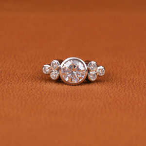 Bague de fiançailles personnalisable en plaqué or massif 14 carats avec trois pierres cultivées en laboratoire, serti de lunette luxueux certifié IGI - Product Image 1