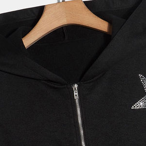 Sudadera con capucha para hombre de estilo callejero con diamantes de imitación brillantes y detalles únicos Sudadera con capucha de mezcla de algodón con tachuelas de diamantes de imitación para hombres - Product Image 3