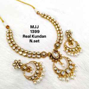 ชุดสร้อยคอ Kundan ที่สง่างามสำหรับงานแต่งงานงานหัตถกรรมระดับพรีเมี่ยมดีไซน์พื้นเมืองล่าสุดสำหรับเสื้อครบรอบการหมั้น - Product Image 5