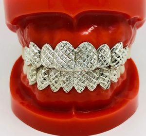Grilles de bouche à dents de diamant Grillz VVS Moissanite en argent sterling 925 glacé Hip Hop sur mesure de l'exportateur indien - Product Image 1