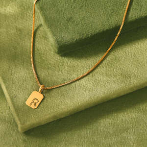 Collar con Colgante de Letra R Dorada, Cadena de Latón Moderna con Detalles de Diamantes y Perlas - Product Image 1