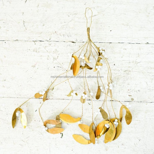 Ornements suspendus aux baies dorées et blanches/décoration intérieure/couronnes de fleurs et plantes décoratives/couronnes décoratives - Product Image 1