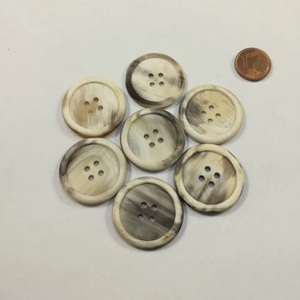 Boutons en corne naturelle 4 trous et boutons naturels 2 trous de haute qualité en gros - Product Image 4