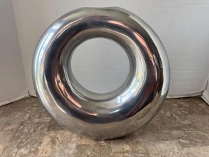 Vase rond moderne en métal argenté, design élégant pour la table de chevet, centre de table et accents contemporains pour la maison, en provenance d'Inde - Product Image 6