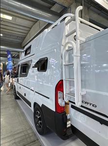 Autocaravana de Lujo Blanca con Cocina Completa, Cama, Baño y Aire Acondicionado para 4-6 Personas, Ideal para Viajes y Campamentos - Product Image 4