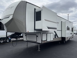 Forest River Wildwood Heritage Glenn 375F-AM d'occasion 2024 - Product Image 3