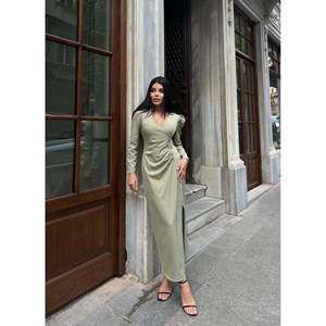 Vestido Maxi missJANELL para Mujer, Cuello en V, con Detalles de Visón, Tela Doble Atlas de Poliéster y Elastano, Elegante Vestido Largo con Corte en A y Manga Larga - Product Image 3