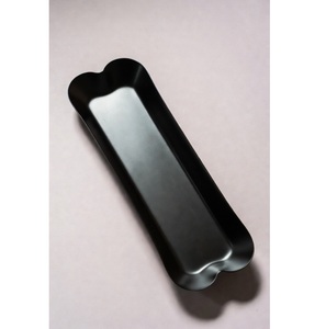 Plateau décoratif en métal de couleur noire, conçu pour un service de luxe avec un design moderne et élégant. - Product Image 1