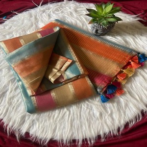 Sari de Seda Suave VASTRA COTTAGE con Hermoso Diseño de Tejido y Blusa con Borlas, Estilo Elegante para Fiestas y Eventos Festivos - Product Image 2