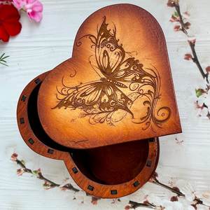 Boîte à bijoux en bois artisanale en forme de cœur, organisateur en bois massif écologique pour bagues et boucles d'oreilles - Product Image 3