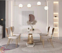 Table à manger rectangulaire élégante avec base en or en forme de coeur Un ajout élégant et romantique à votre salle à manger.