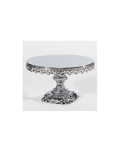 Support à gâteau en métal de style victorien classique avec des bordures en filigrane complexes, parfait pour les grands banquets de mariage et les fêtes officielles - Product Image 3