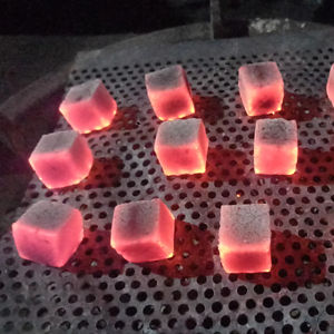 Originarias de Indonesia, estas briquetas cúbicas están compuestas por carbón vegetal de cáscara de coco. - Product Image 1