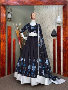 Lehenga choli ผ้าไหมซาตินพิมพ์ลายดีไซน์เนอร์คลาสสิกพร้อมพิมพ์ลายสวยงามและงานปักด้วยมือนักออกแบบงานปาร์ตี้ - Product Image 6