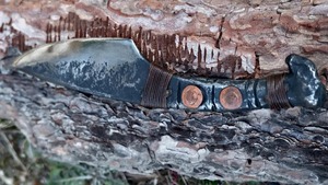 Guardianes del Antiguo: Cuchillo forjado a mano grabado con calavera Vainas de acero al carbono y cuero Nuestros cuchillos de acero al carbono - Product Image 4