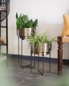 Jardinière décorative sophistiquée en métal avec finition blanche enduite de poudre lisse, parfaite pour les intérieurs de maison modernes - Product Image 6