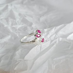 Anillo de Plata de Ley 925 con Tres Piedras de Rubí Natural Teñido, Engaste de Bisel, Bonito, Hecho a Mano, Elegante, para Mujer/Unisex, Ideal para Regalo - Product Image 4