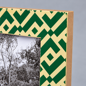 Cadre photo géométrique artisanal en os incrusté, vert et crème, cadre décoratif pour affichage sur bureau de REHMAN CRAFT - Product Image 2