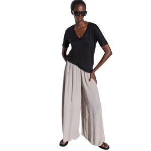 เสื้อยืดคอวีแขนสั้น - Product Image 1