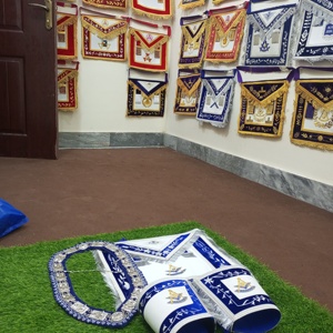 NOUVELLE BRODERIE À LA MAIN PAST MASTER TABLIER, MANCHETTES ET COLLIER BLEU ROYAL VELVET-HSE - Product Image 4