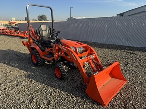 Tractor Kubota LA340 4WD con Transmisión por Engranajes, Tractor Rojo para Jardín de 22 HP, Alto Nivel de Seguridad - Product Image 1