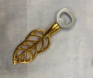 Abrebotellas de metal con forma de hoja de latón AK en artículo de lujo con acabado dorado y plateado a precio mayorista para vajilla/utensilios de cocina - Product Image 1